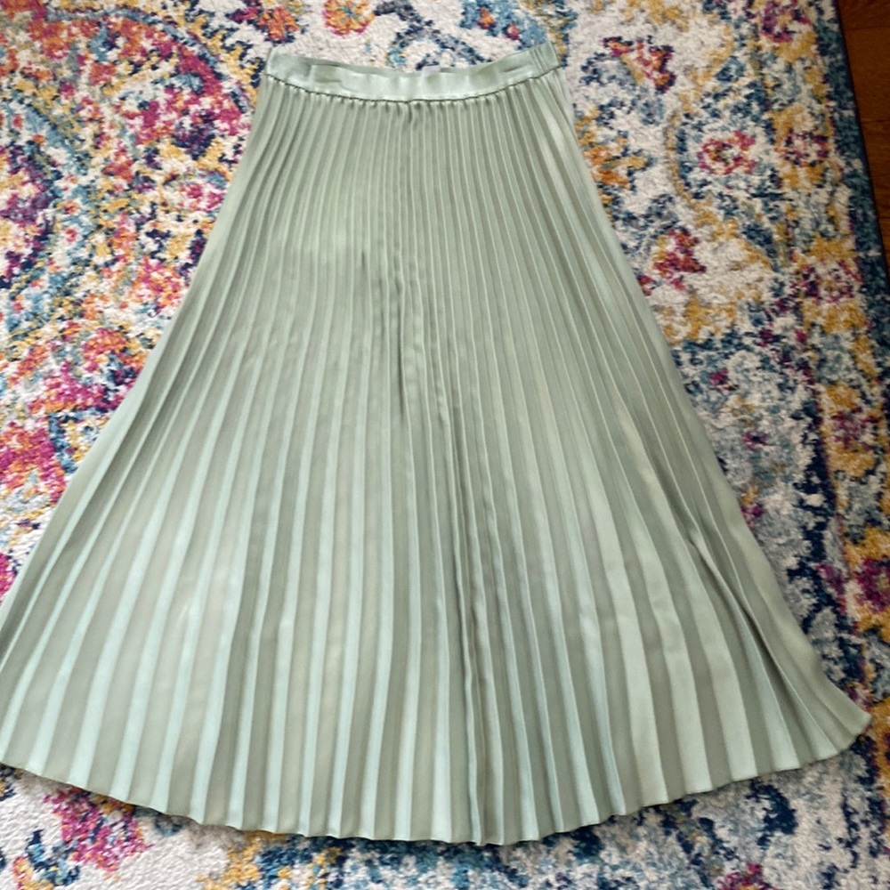 H&M Pleated calf length skirt in summer sage Sz:8 runs small